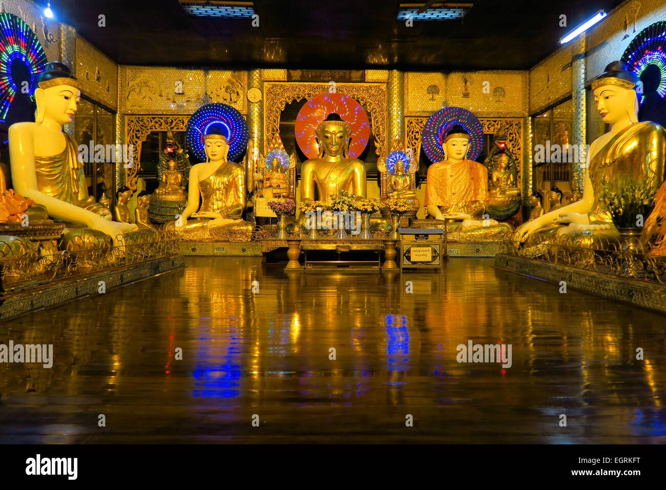 Statue di Buddha a Shwedagon, Yangon, Birmania Foto Stock