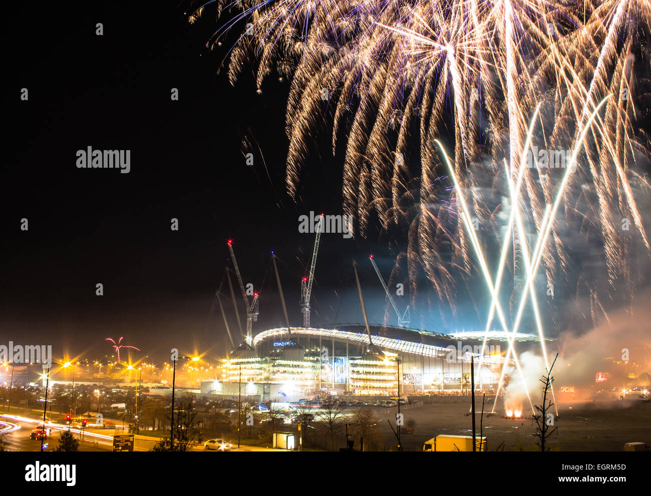 Etihad Stadium e fuochi d'artificio prima notte dei falò Champions League, Manchester City v. Il CSKA Mosca Foto Stock
