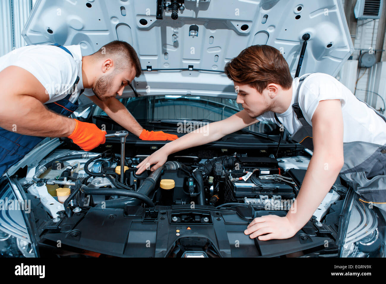Auto meccanica presso la stazione di servizio Foto Stock