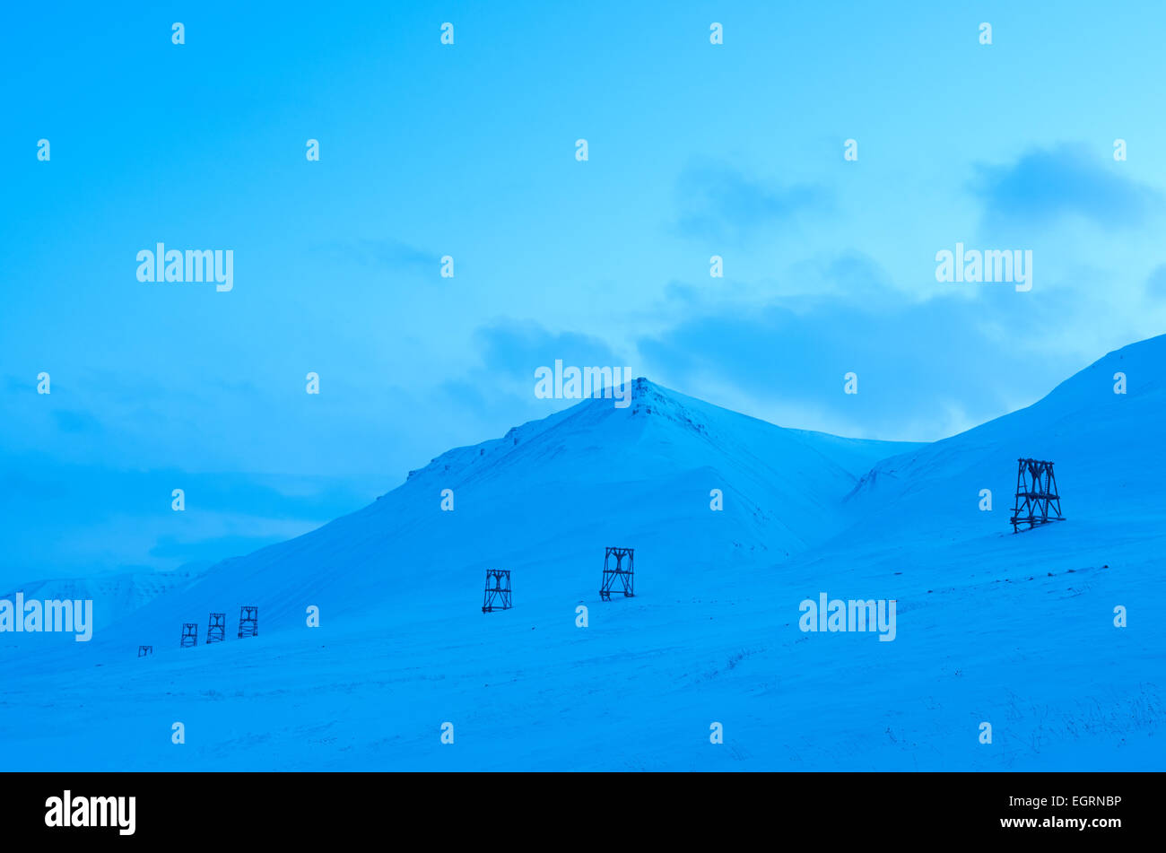 Il freddo blu inverni precoce giorno, Adventdalen al di fuori di Longyearbyen. Foto Stock