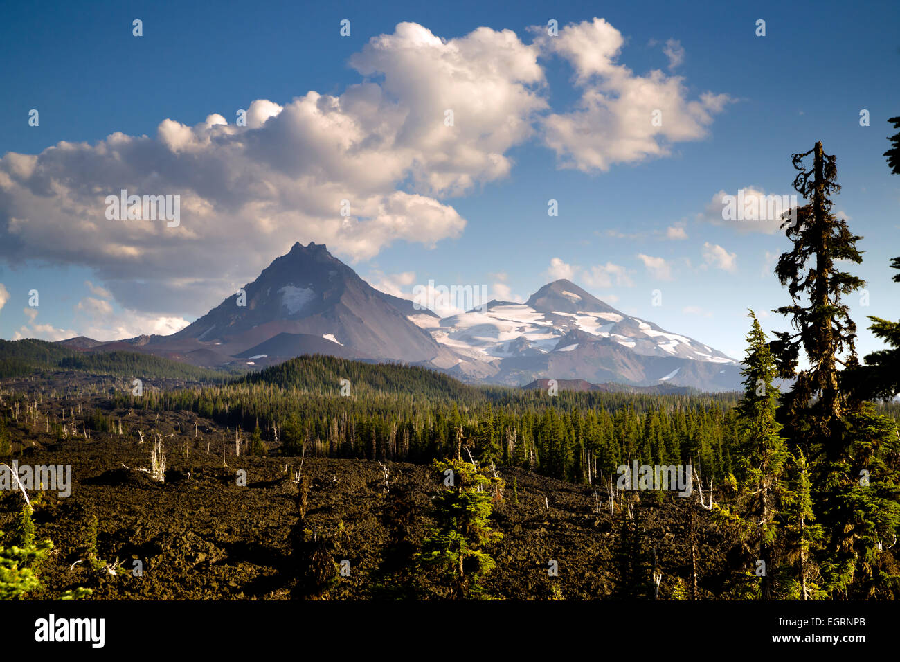 Mckenzie passano tre sorelle la Cascade Mountain Range Campo di Lava Foto Stock