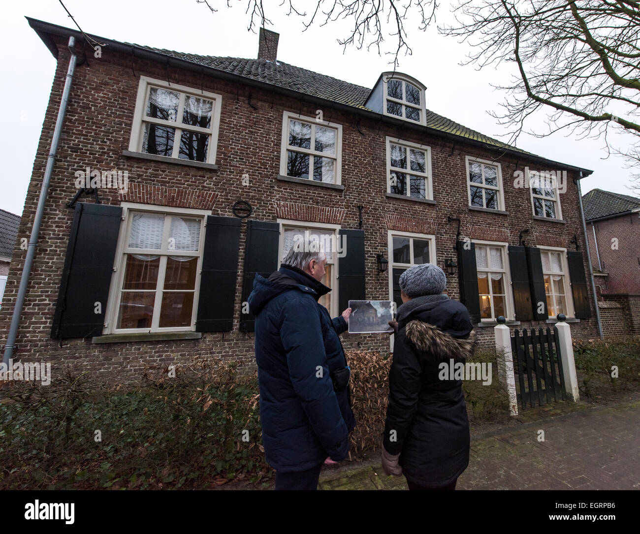 Guida turistica che mostra un visitatore una copia della casa di Vincent van  Gogh davanti a Van Gogh house Nuenen Olanda Paesi Bassi Foto stock - Alamy
