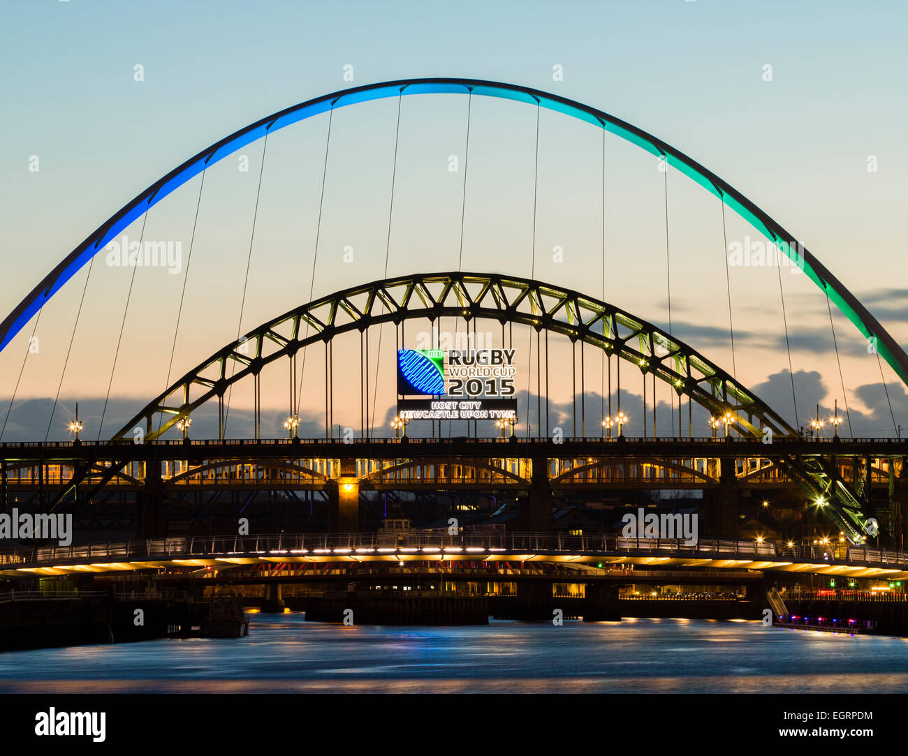 Newcastle upon Tyne, Regno Unito. 1 Marzo, 2015. Meteo REGNO UNITO: Vista su ponti che attraversano il fiume Tyne su una chiara e freddoloso fine al 1 Marzo a Newcastle upon Tyne. La Newcastle è una delle città ospitanti per il 2015 Coppa del Mondo di rugby che inizia in settembre. Credito: ALANDAWSONPHOTOGRAPHY/Alamy Live News Foto Stock