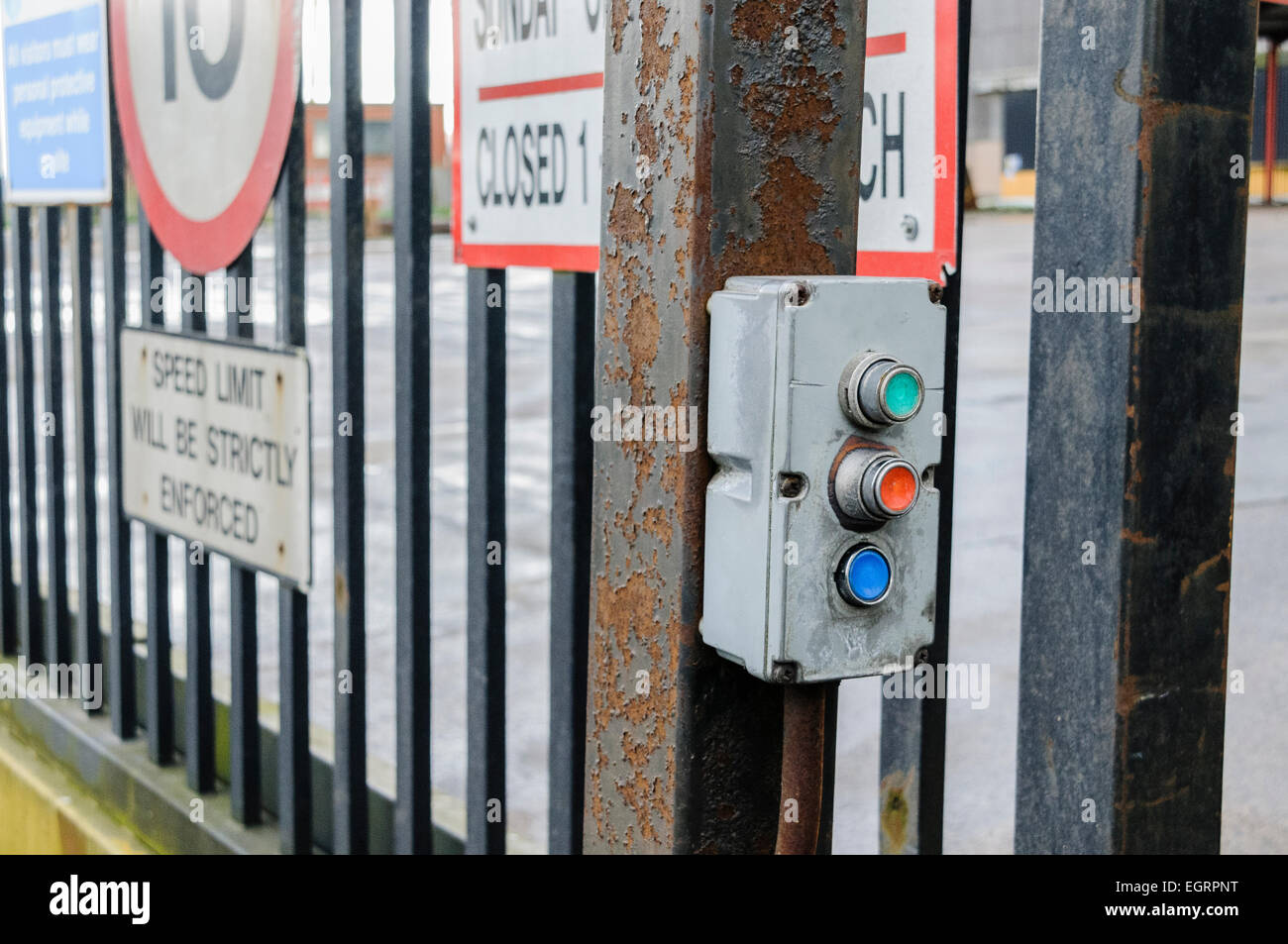 Pulsanti per aprire e chiudere un azionato elettricamente gate industriale Foto Stock