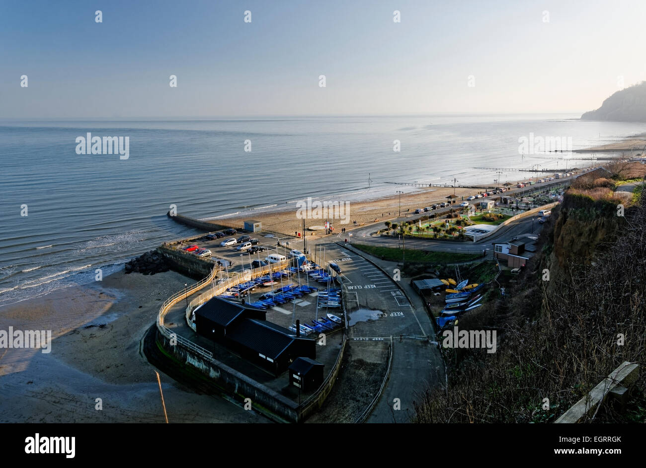 Un espanso di Shanklin spiagge è raffigurata la tradizionale stazione balneare che si affaccia se sull'Isola di Wight. Foto Stock