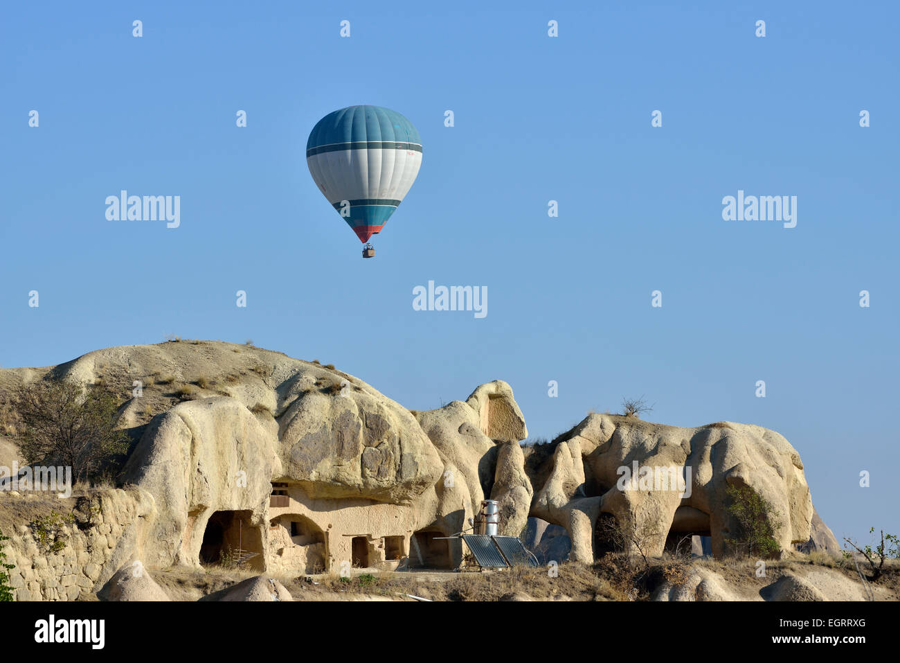 Mongolfiera Volare sopra il tufo formazioni rocciose e antichi insediamenti rupestri, Goreme, Cappadocia, Turchia Foto Stock