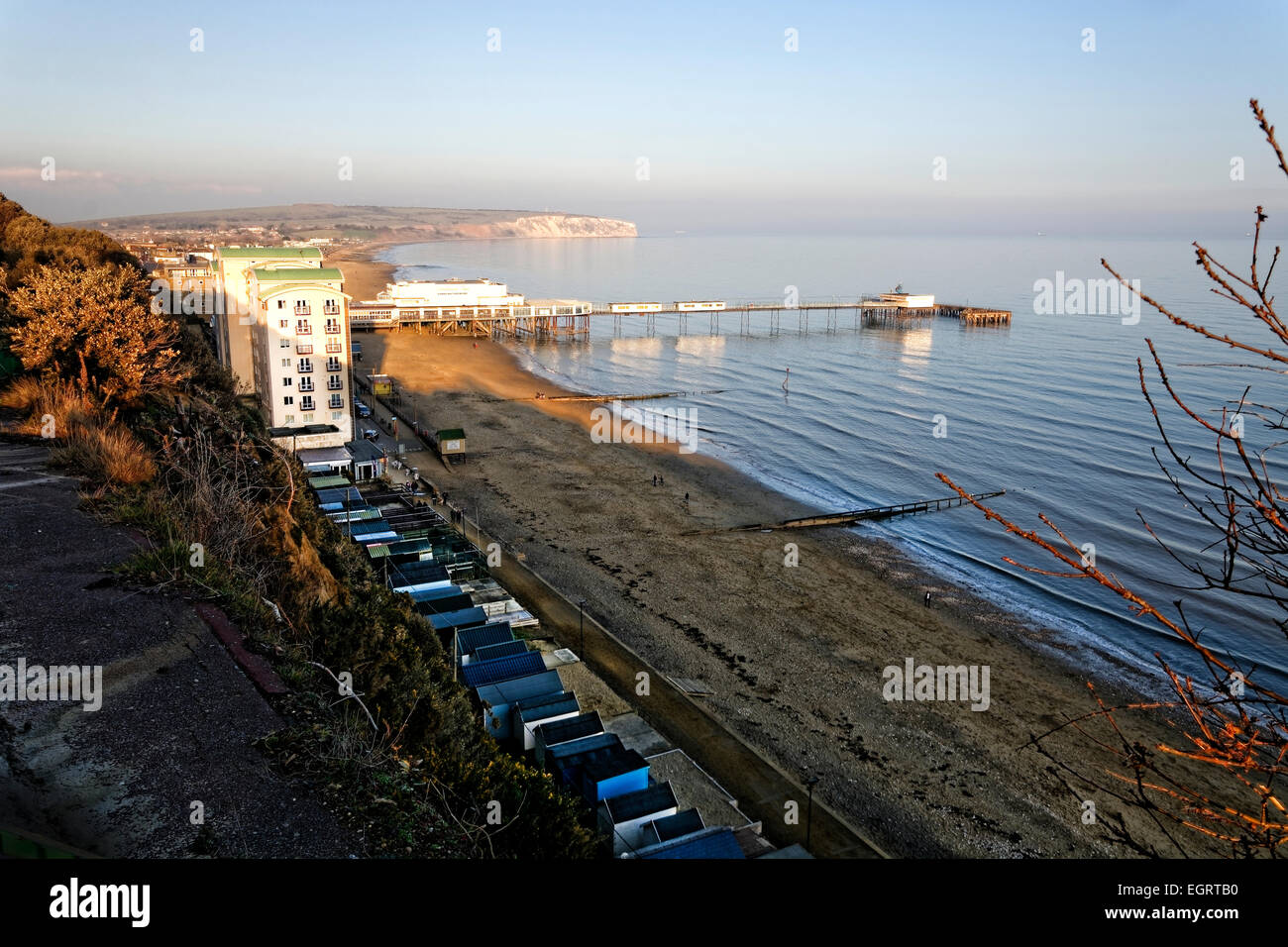 Un espanso di Shanklin spiagge è raffigurata la tradizionale stazione balneare che si affaccia se sull'Isola di Wight. Foto Stock