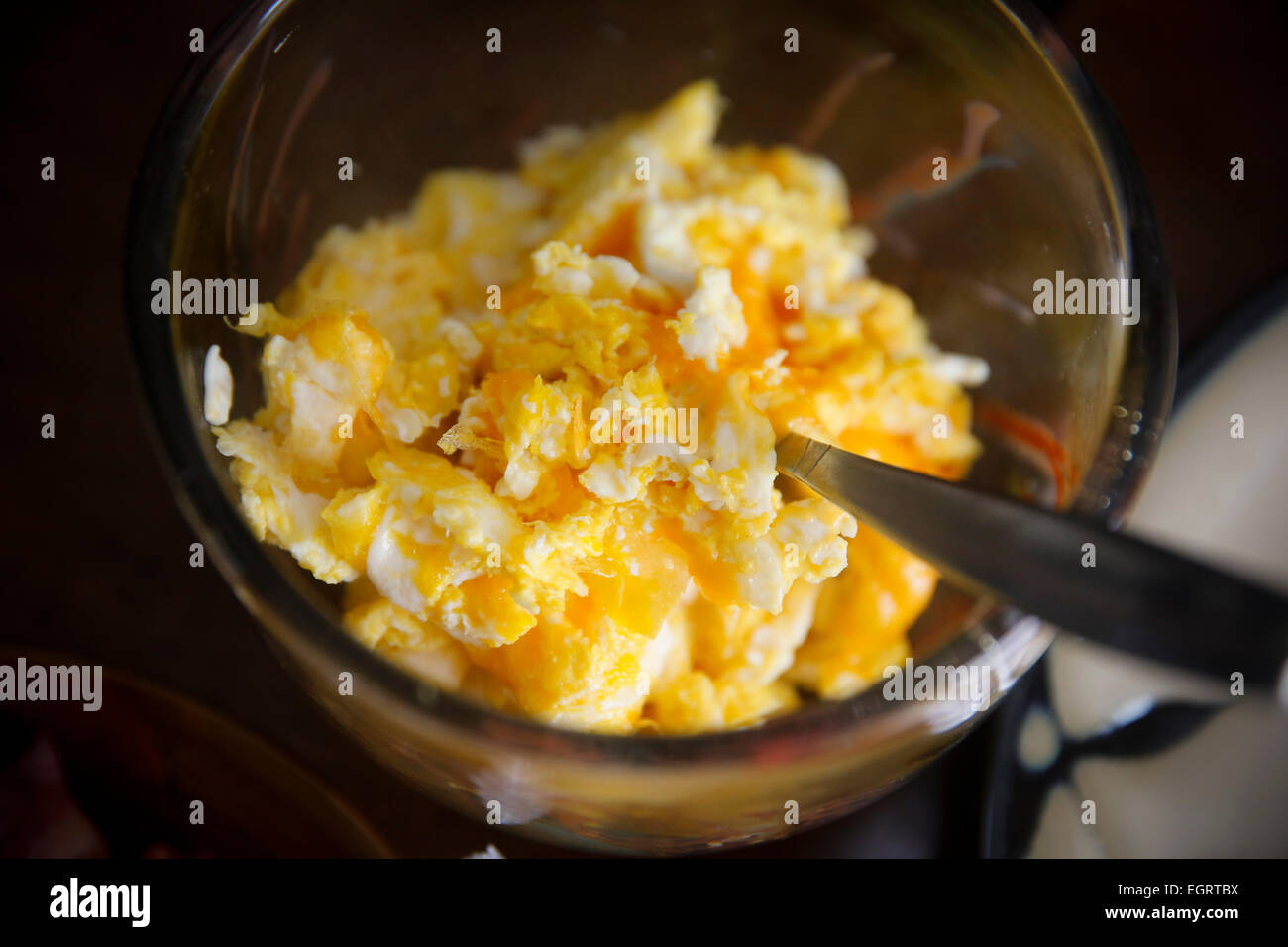 Il cibo della colazione per la cottura delle uova strapazzate e formaggio Foto Stock