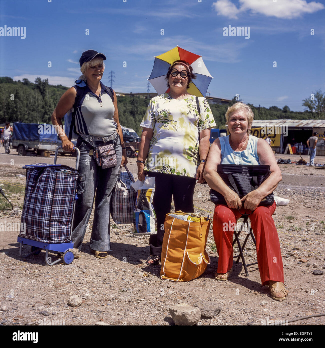Tre sorelle donne, donne anziane dopo il mercato delle pulci che invecchia generazione di acquisti settimanali Foto Stock