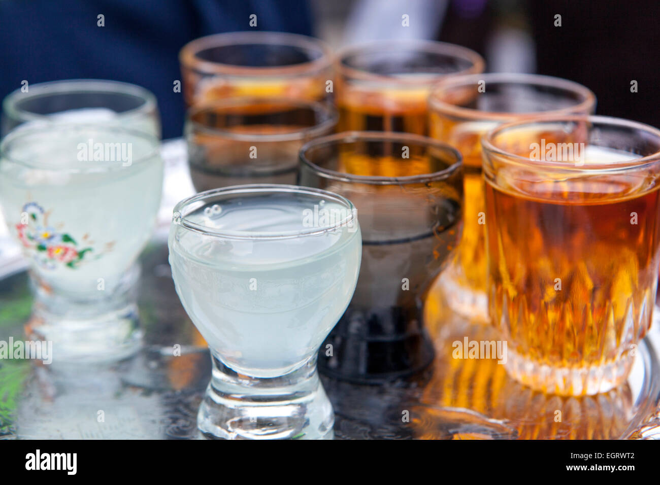 Vodka shot, bicchieri per colpi di alcool Foto Stock