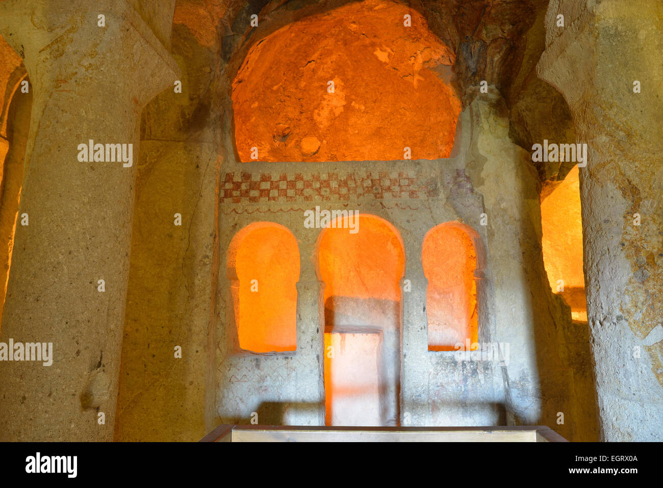 Interno della chiesa grotta, Goreme Open Air Museum, Cappadocia, Turchia Foto Stock