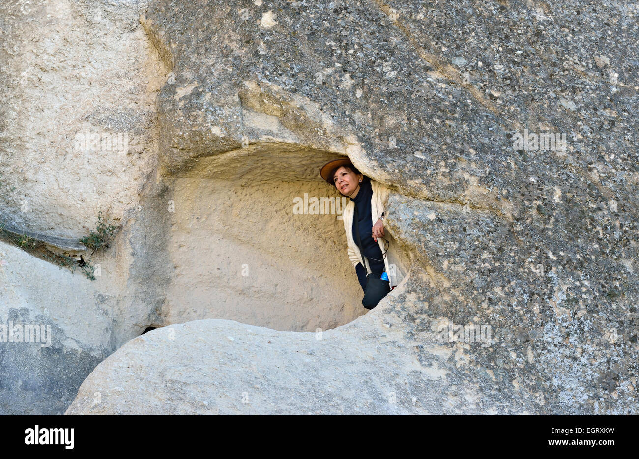 Il visitatore che posano per una foto a Goreme Open Air Museum, Cappadocia, Turchia Foto Stock