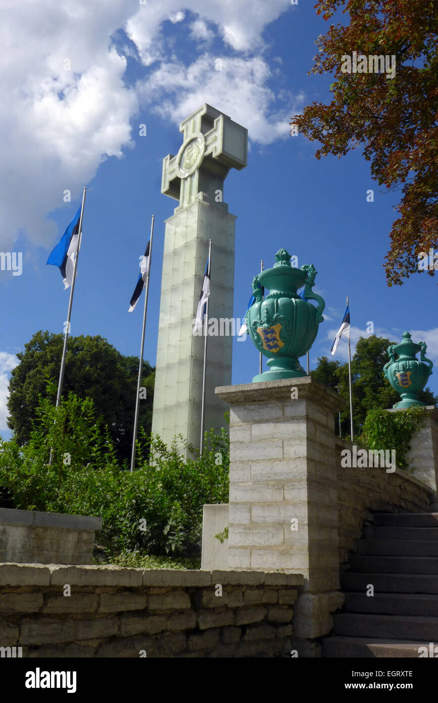 Una croce di vetro è un memoriale al estone di guerra di indipendenza in Piazza della Libertà Tallinn Estonia Foto Stock
