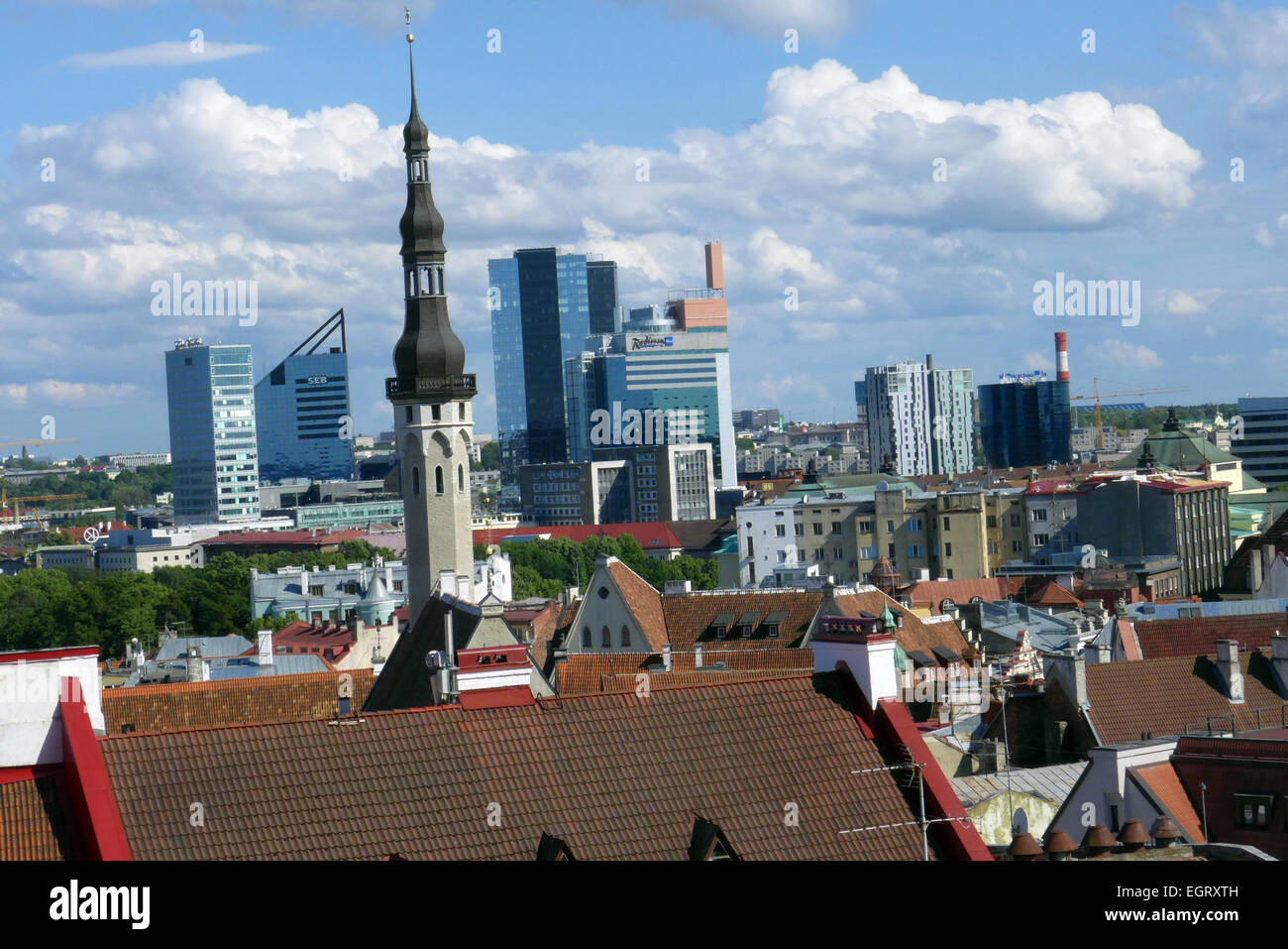 Lo Skyline di Tallinn in Estonia con una guglia della vecchia città contro i moderni grattacieli Foto Stock