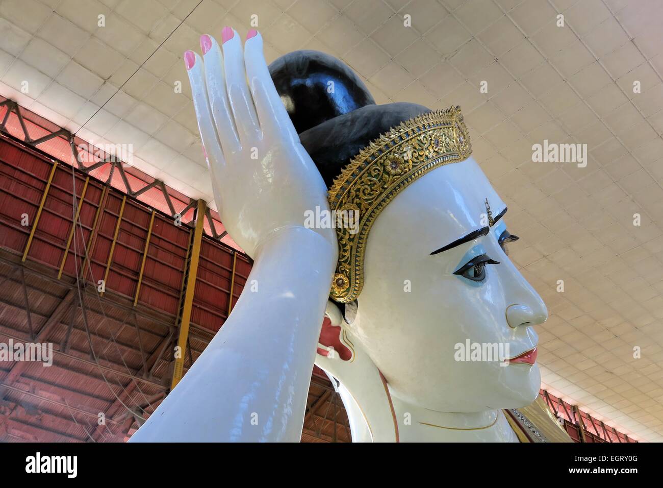 Enorme Buddha sdraiato a Yangon, Myanmar Foto Stock
