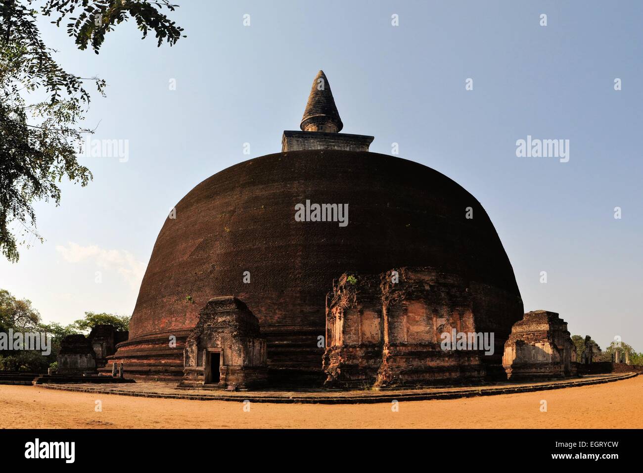 Rankoth Vehera nella città antica Polonnaruwa, Sri Lanka Foto Stock