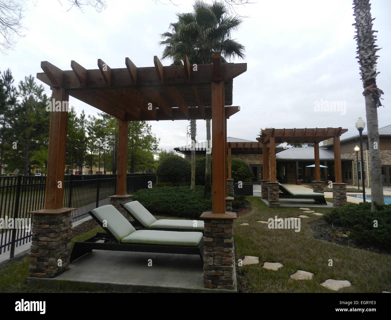 Terrazza con giardino in stile mediterraneo - Ambiente in stile condominio in Florida Foto Stock