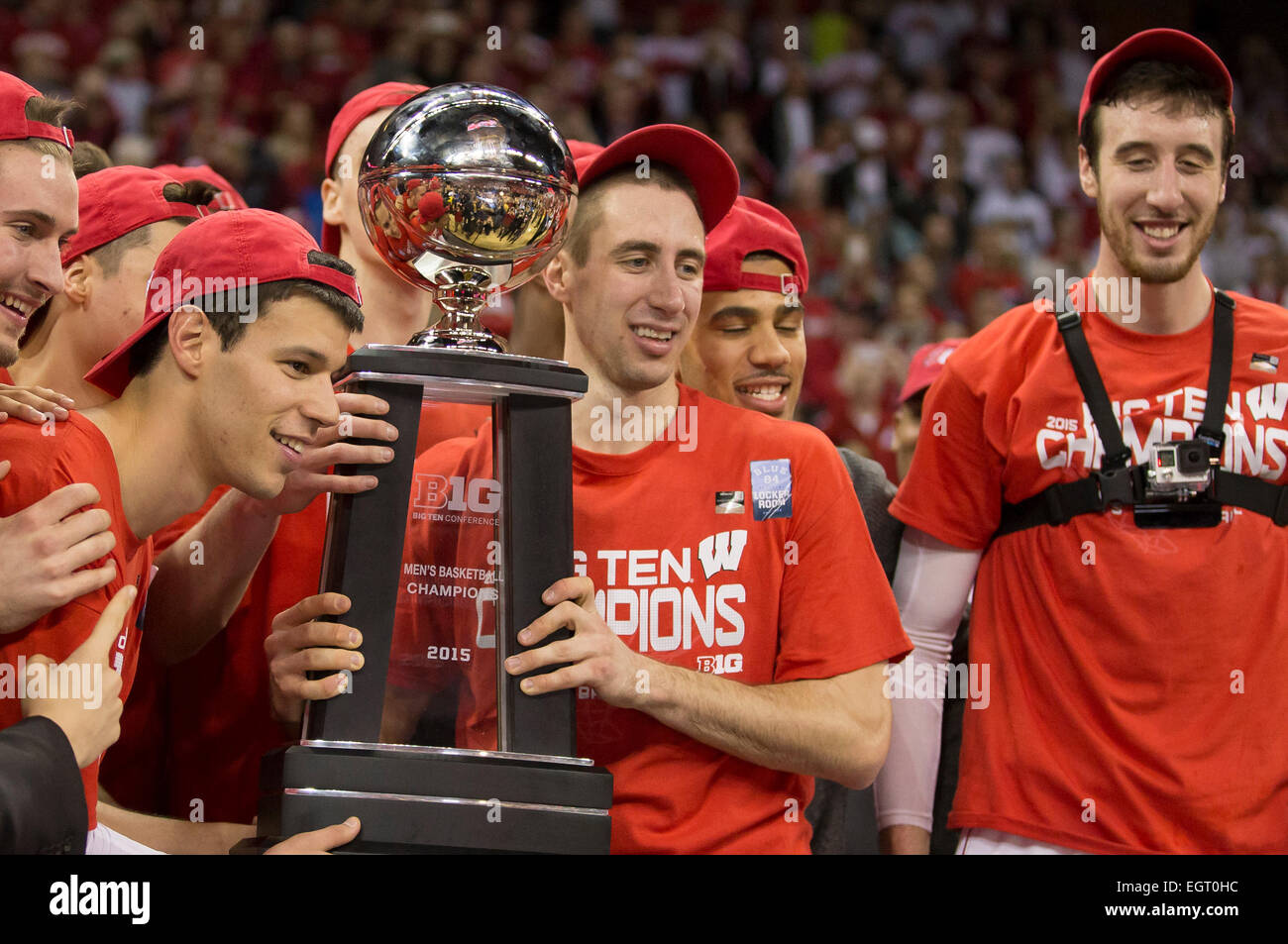 1 marzo 2015: Wisconsin Badgers guard Josh Gasser #21 celebra dopo aver battuto il Michigan e vincere la grande dieci campionato a Kohl Center a Madison, WI. Wisconsin sconfitto Michigan State 68-61. John Fisher/CSM Foto Stock