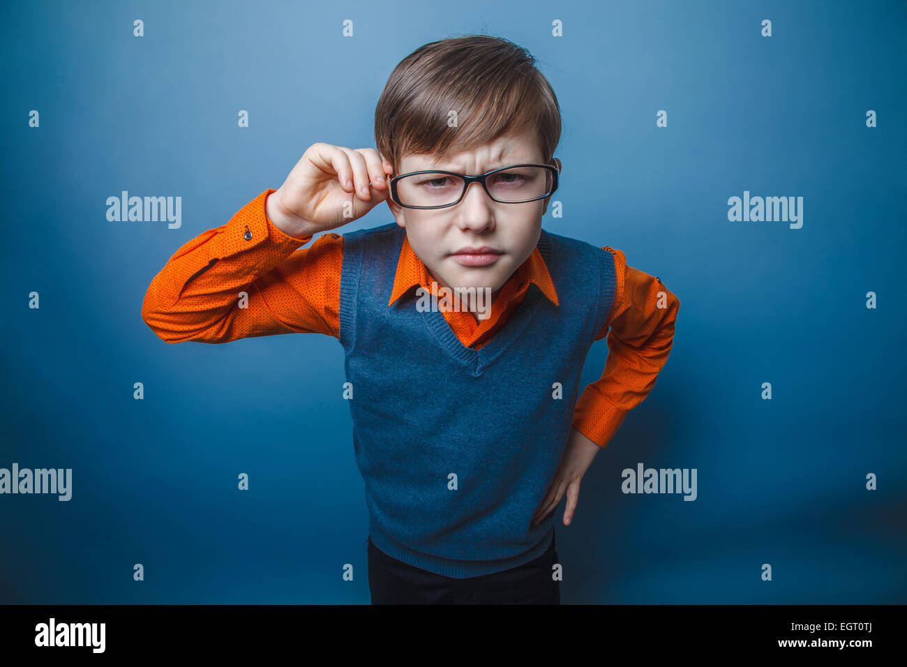 Unione-cerca ragazzo di dieci anni in bicchieri, rabbia e risentimento Foto Stock