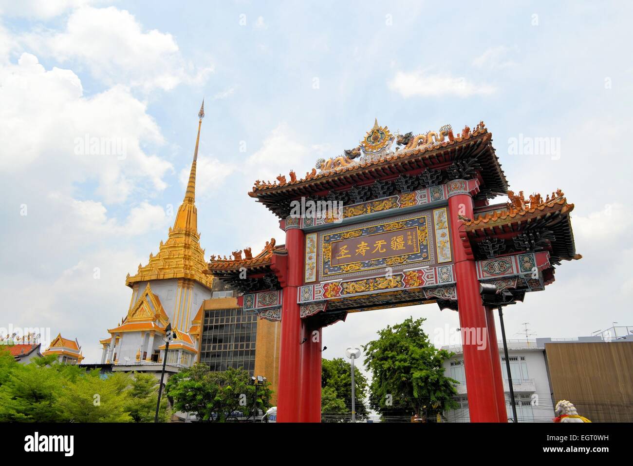 Chinatown gate con Wat Traimit temple, Bangkok, Thailandia Foto Stock