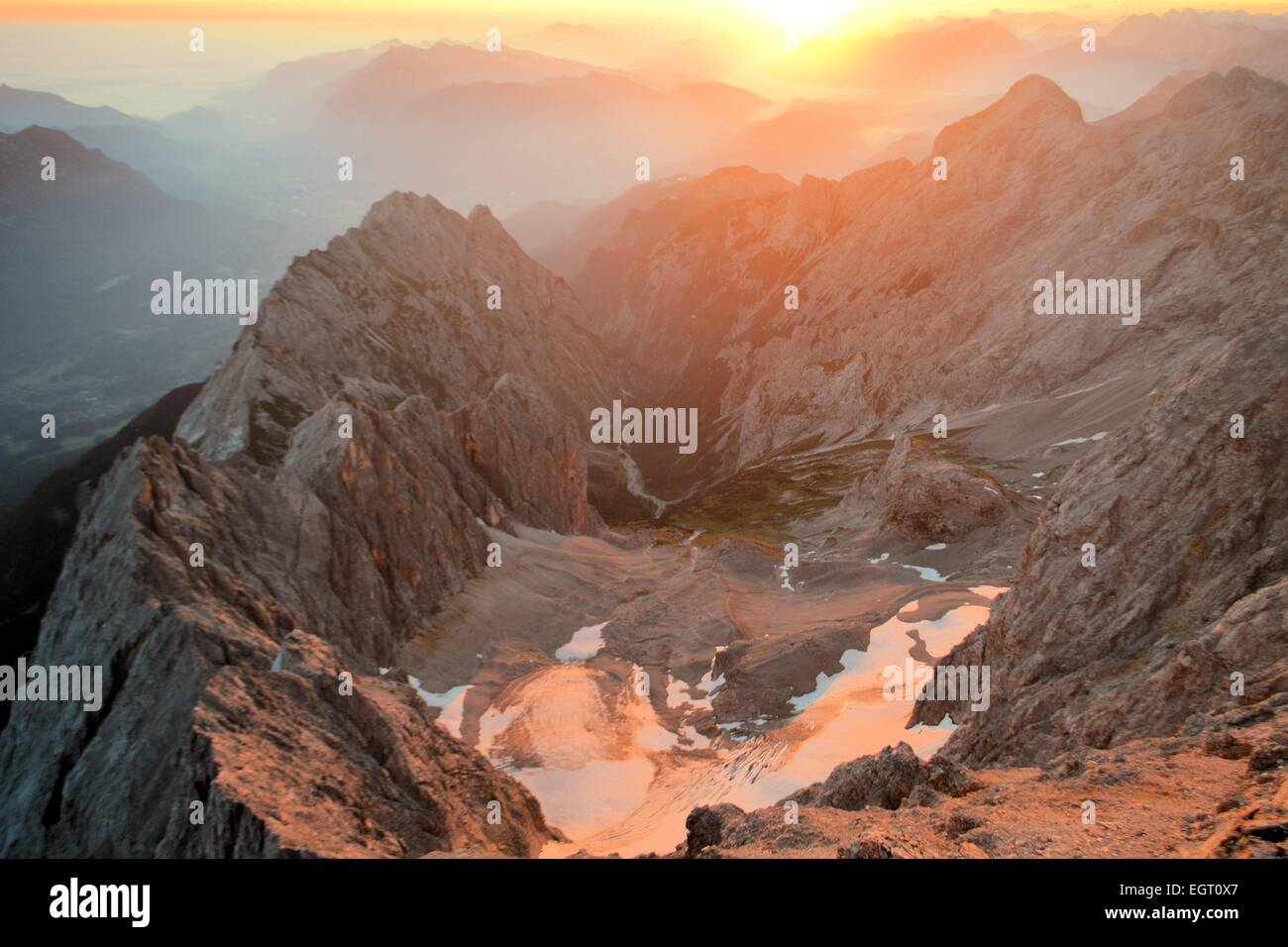 Zugspitze, il più alto picco di montagna nelle Alpi tedesche Foto Stock