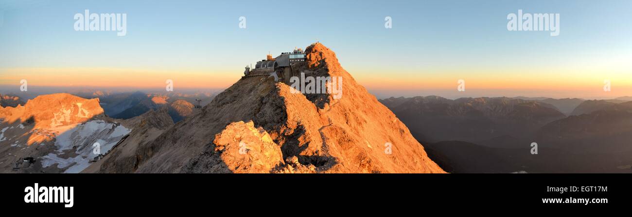 Zugspitze, il più alto picco di montagna nelle Alpi tedesche Foto Stock
