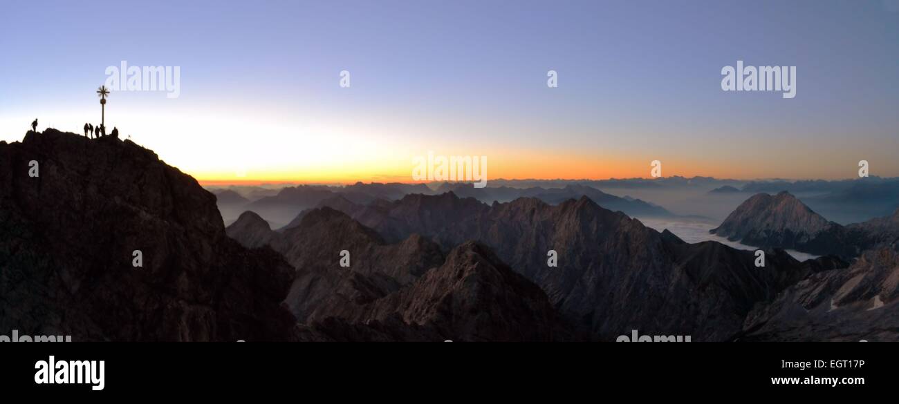 Zugspitze, il più alto picco di montagna nelle Alpi tedesche Foto Stock