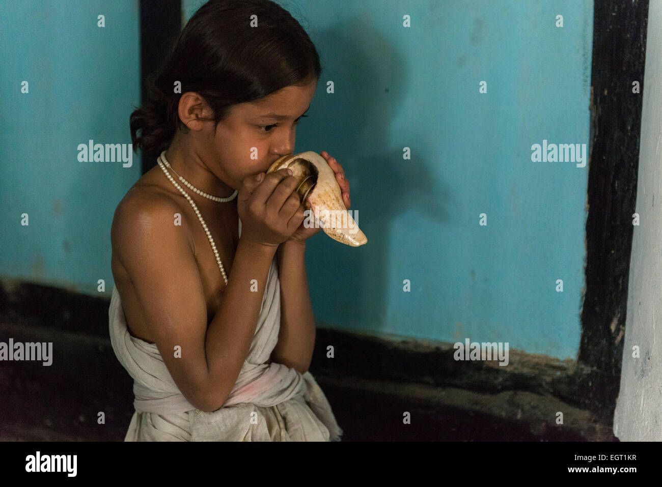 Giovane Monaco di soffiaggio Corno Shell, Uttar Kamalabari Satra, Majuli Island Foto Stock