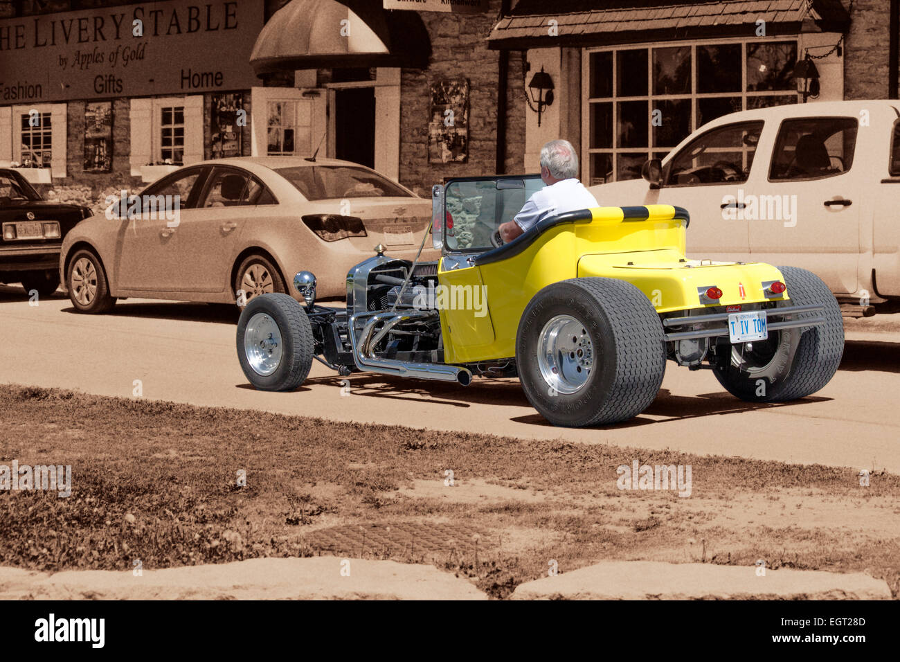 Senior Citizen in roadster hot rod isolato da immagine su sfondo nero di seppia Foto Stock