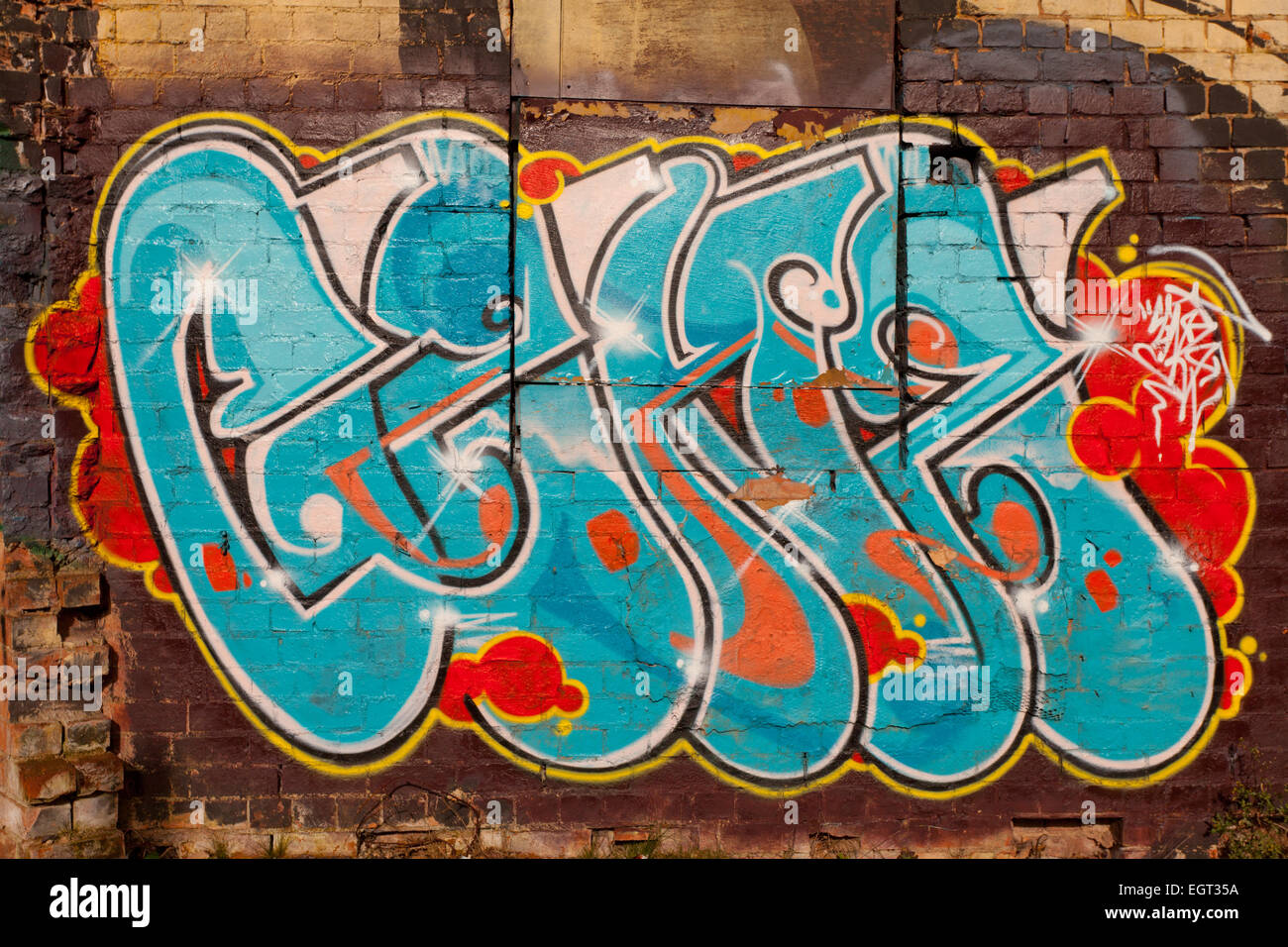 Graffiti sui muri e cartelloni, particolarmente elevate e grafica di qualità tecnica, Digbeth, Birmingham, Regno Unito Foto Stock