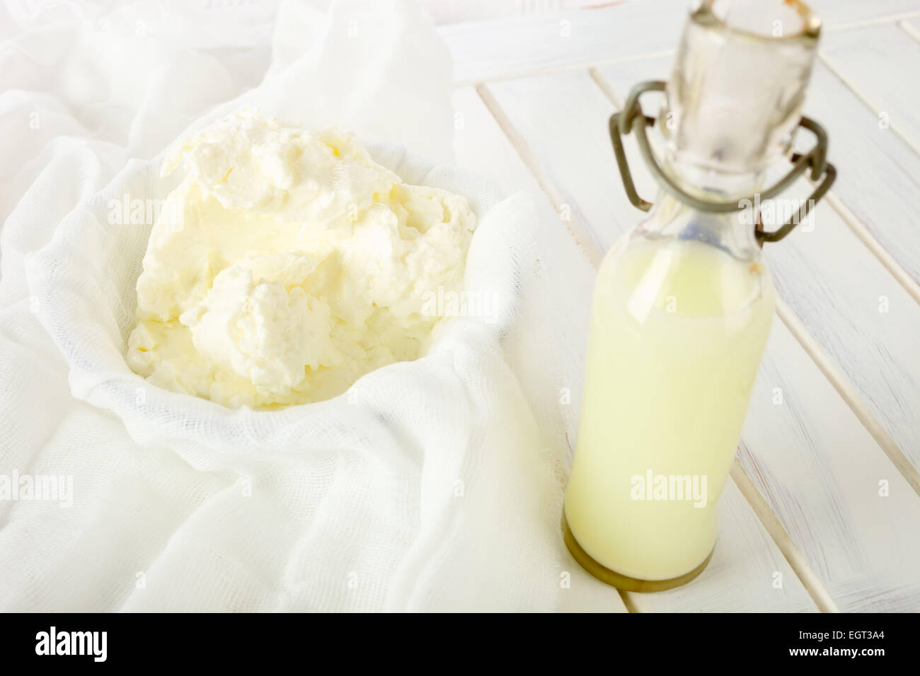 Formaggio di casa e il siero di latte Foto Stock