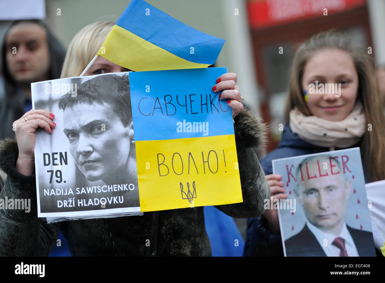 Brno, Repubblica Ceca. 1 Mar, 2015. Circa 70 persone sono state cantando slogan "Gloria in Ucraina' e cantando l'inno ucraino in una intestazione di marzo per il consolato russo di Brno, in Repubblica ceca, domenica 1 marzo, 2015. Essi chiedevano la pace in Ucraina e la fine dell'aggressione russa in Ucraina orientale. Essi hanno aderito a marzo a Mosca e simili proteste in tutto il mondo. I manifestanti hanno inoltre osservato un momento di silenzio e di raccoglimento per Boris Nemtsov, un russo leader dell opposizione e critico acuto del Cremlino, che è stato ucciso vicino al Cremlino il venerdì. © Vaclav Salek/CTK foto/Alamy Live News Foto Stock