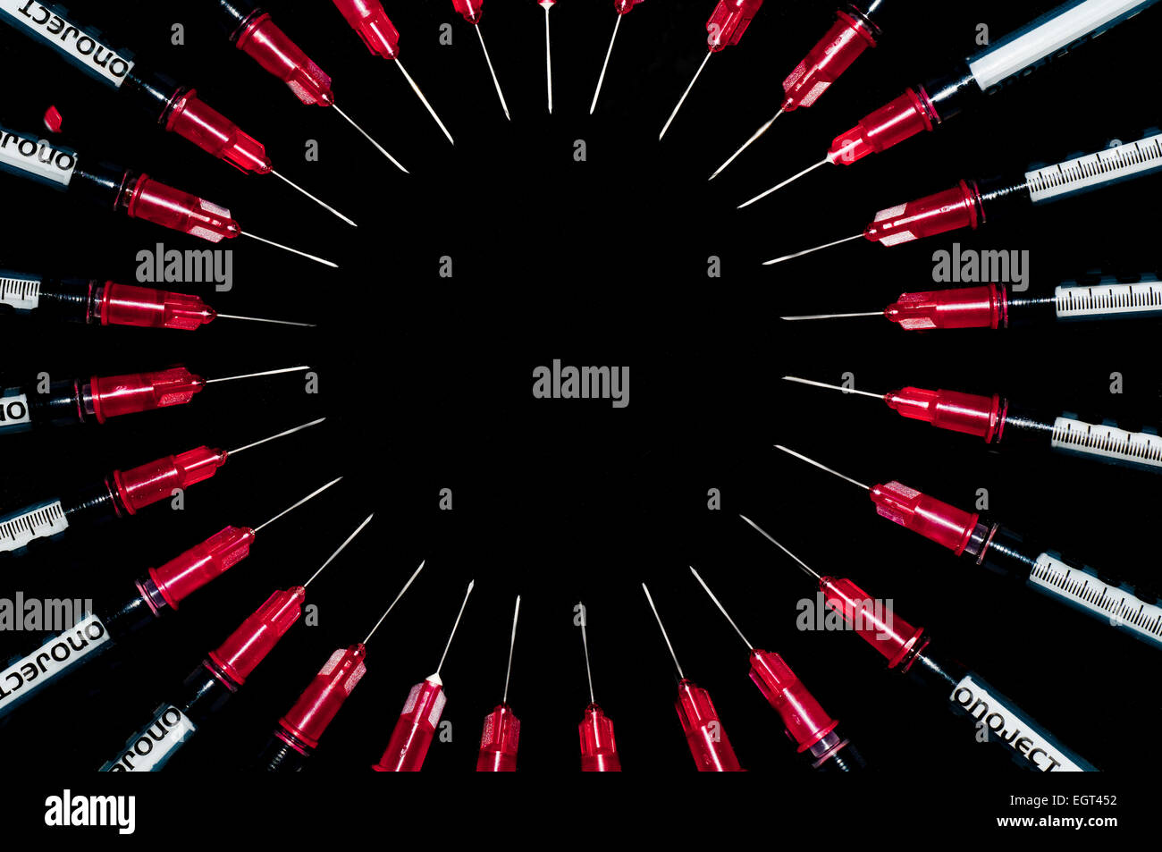 Le siringhe usate disposti in un cerchio; concetto shot per abuso di droga Foto Stock