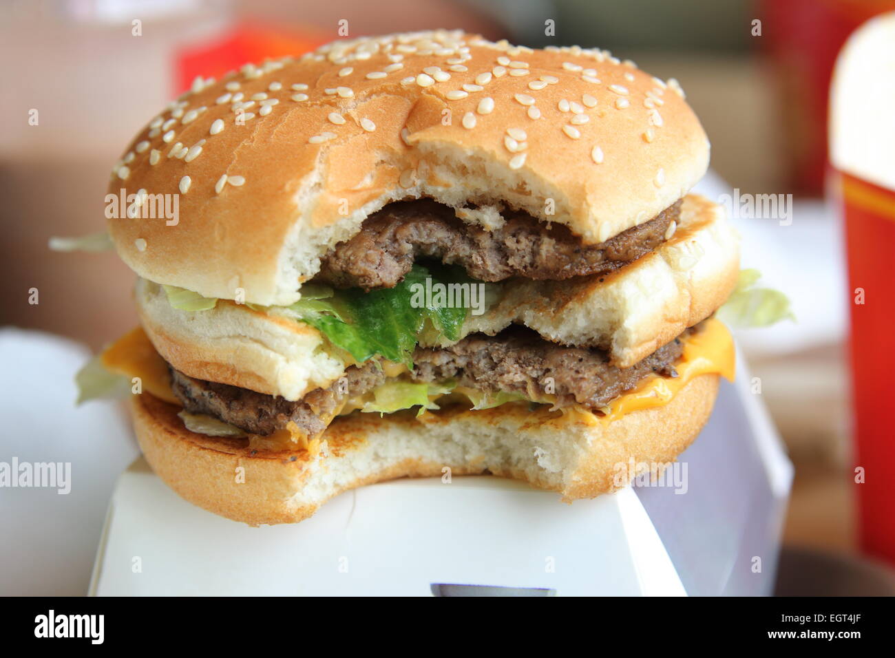 McDonald's double cheeseburger con il morso mancante Foto Stock