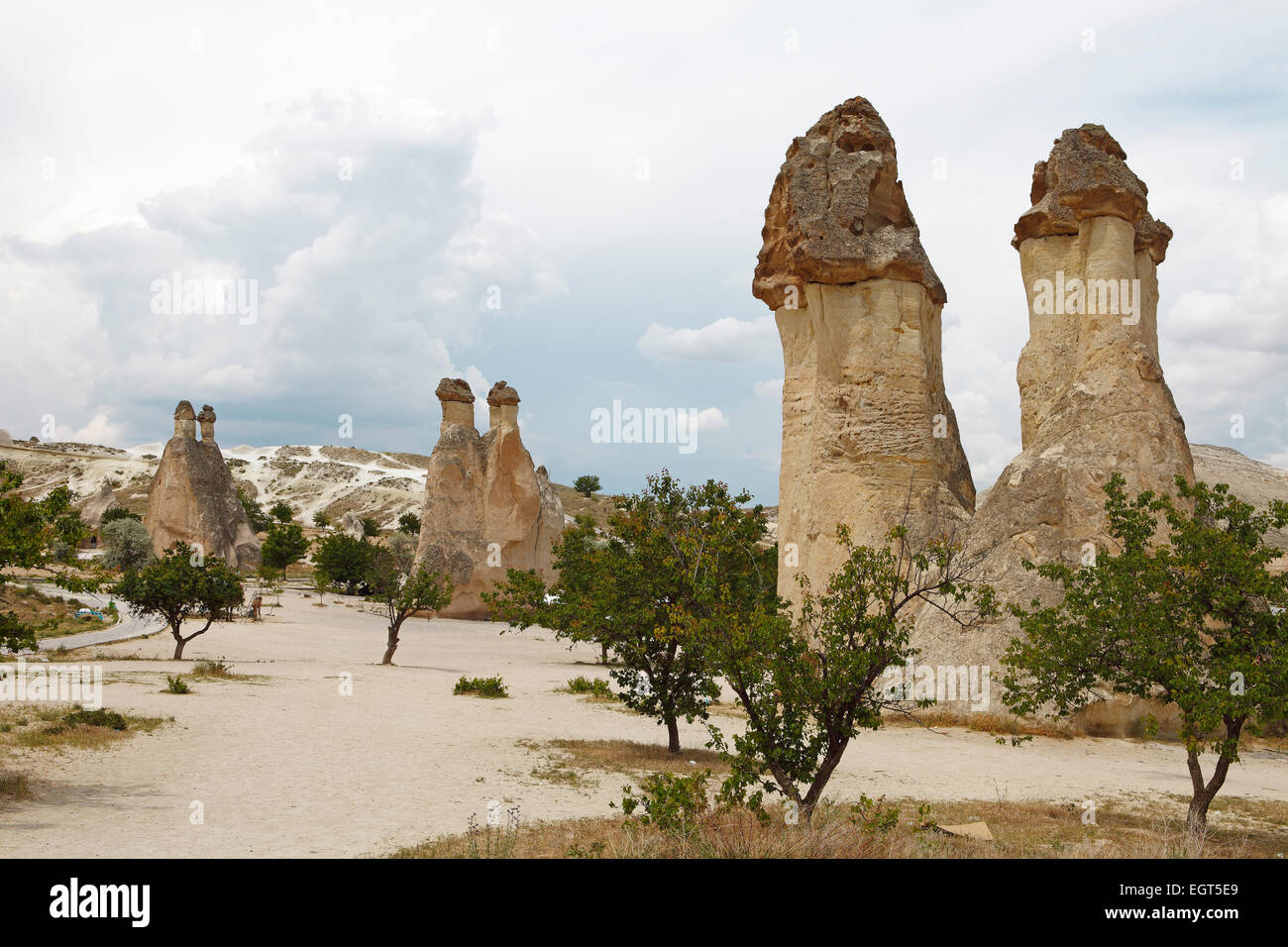 Formazioni di tufo nella valle di Pasabagi o monaci Valley, Goreme National Park, Nevsehir Provincia, Cappadocia, Anatolia, Turchia Foto Stock