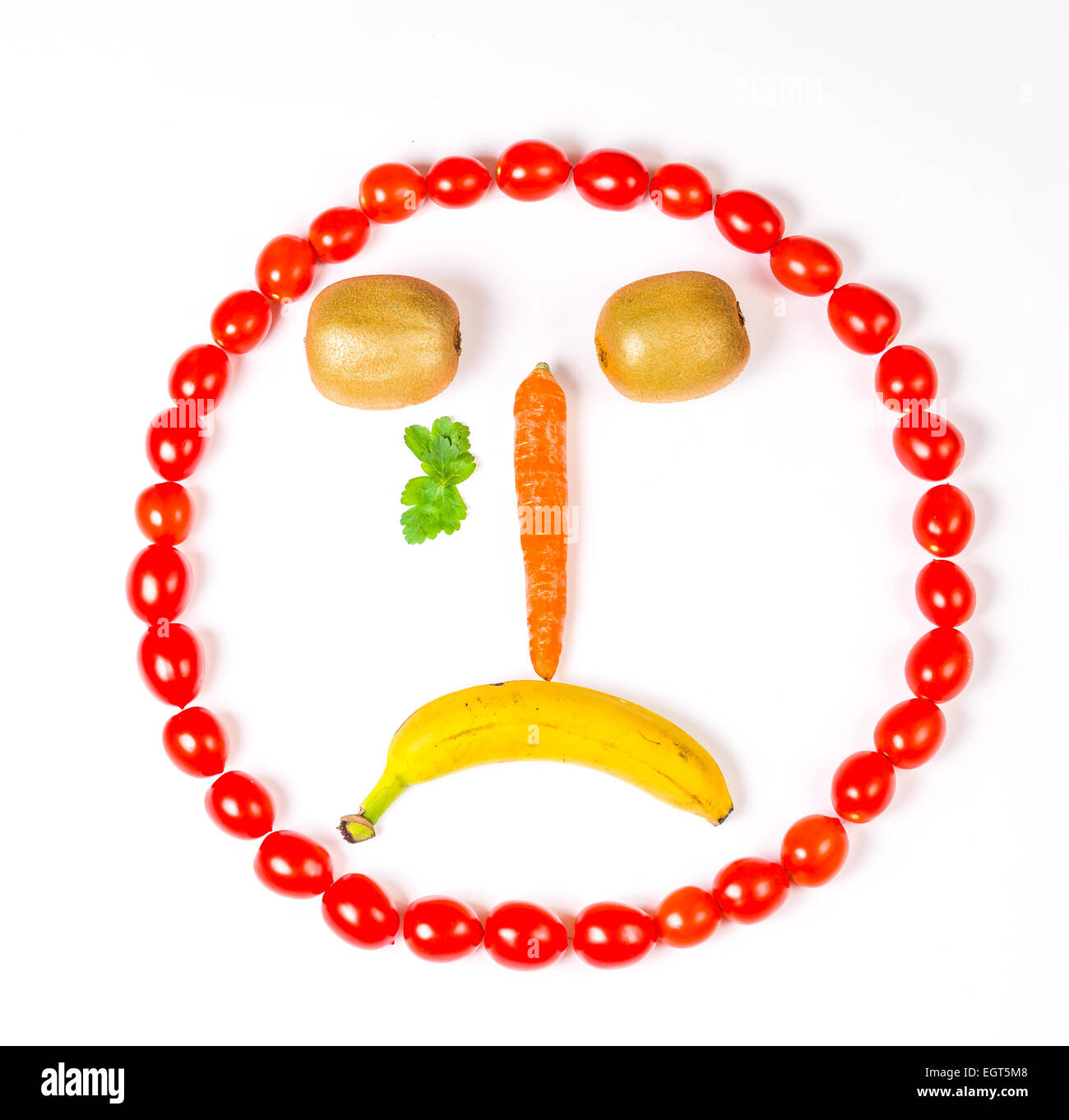 Questo grido smiley è reso wirh carota,kiwi,pomodori ciliegia e banana Foto Stock