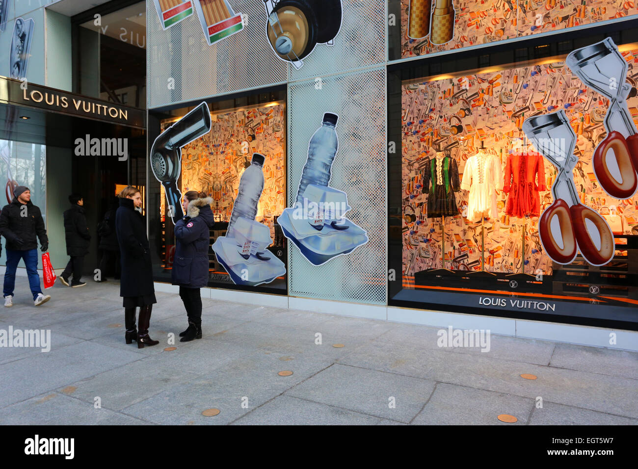 Louis Vuitton, 1 E 57th St, New York, NY. storefront esterna di beni di lusso store sulla Fifth Ave in Midtown Manhattan. Foto Stock