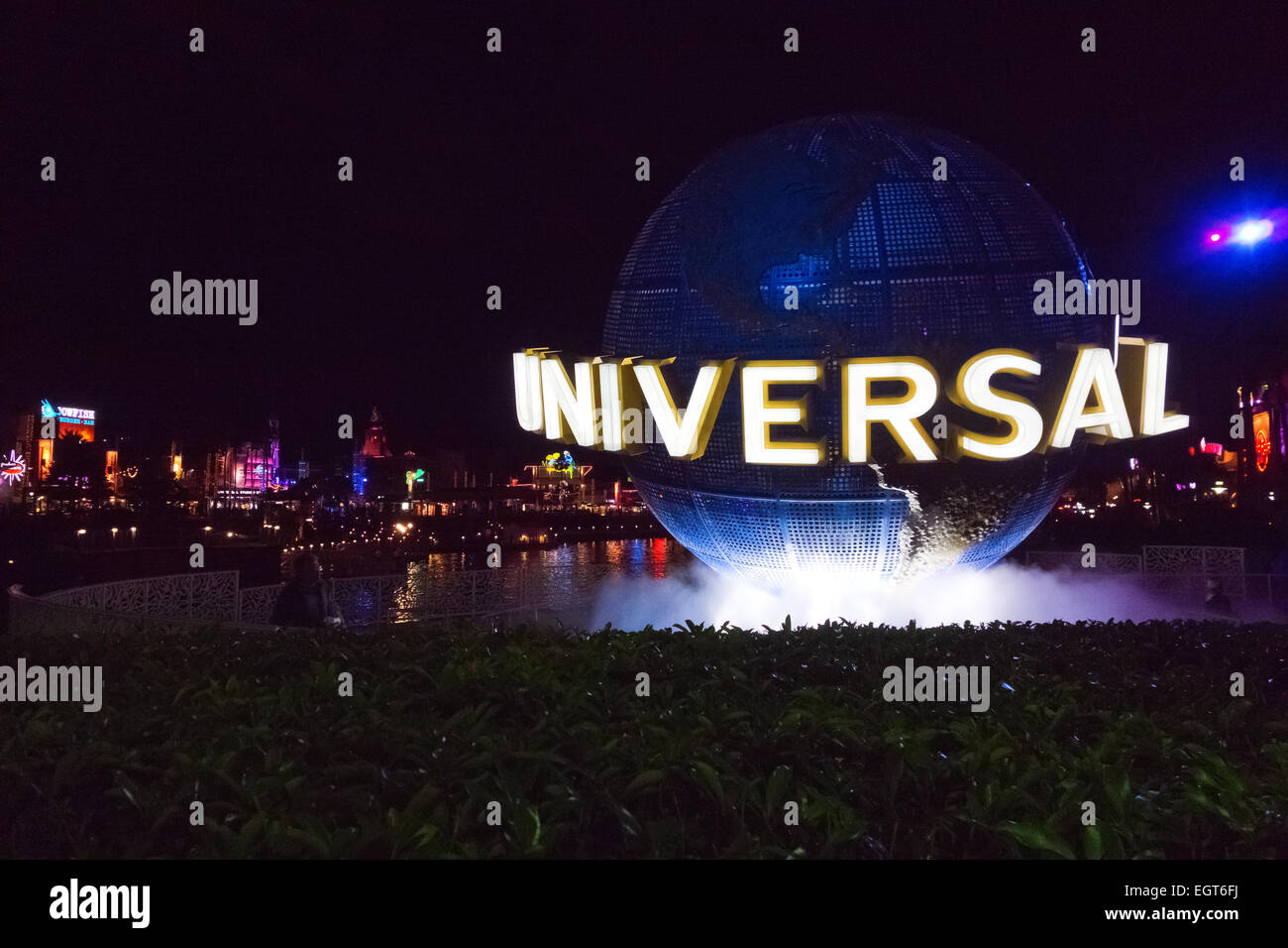 Universal Globo mondo e fontana illuminata di notte a CityWalk da Universal Studios a Orlando, Florida, U.S.A. Foto Stock