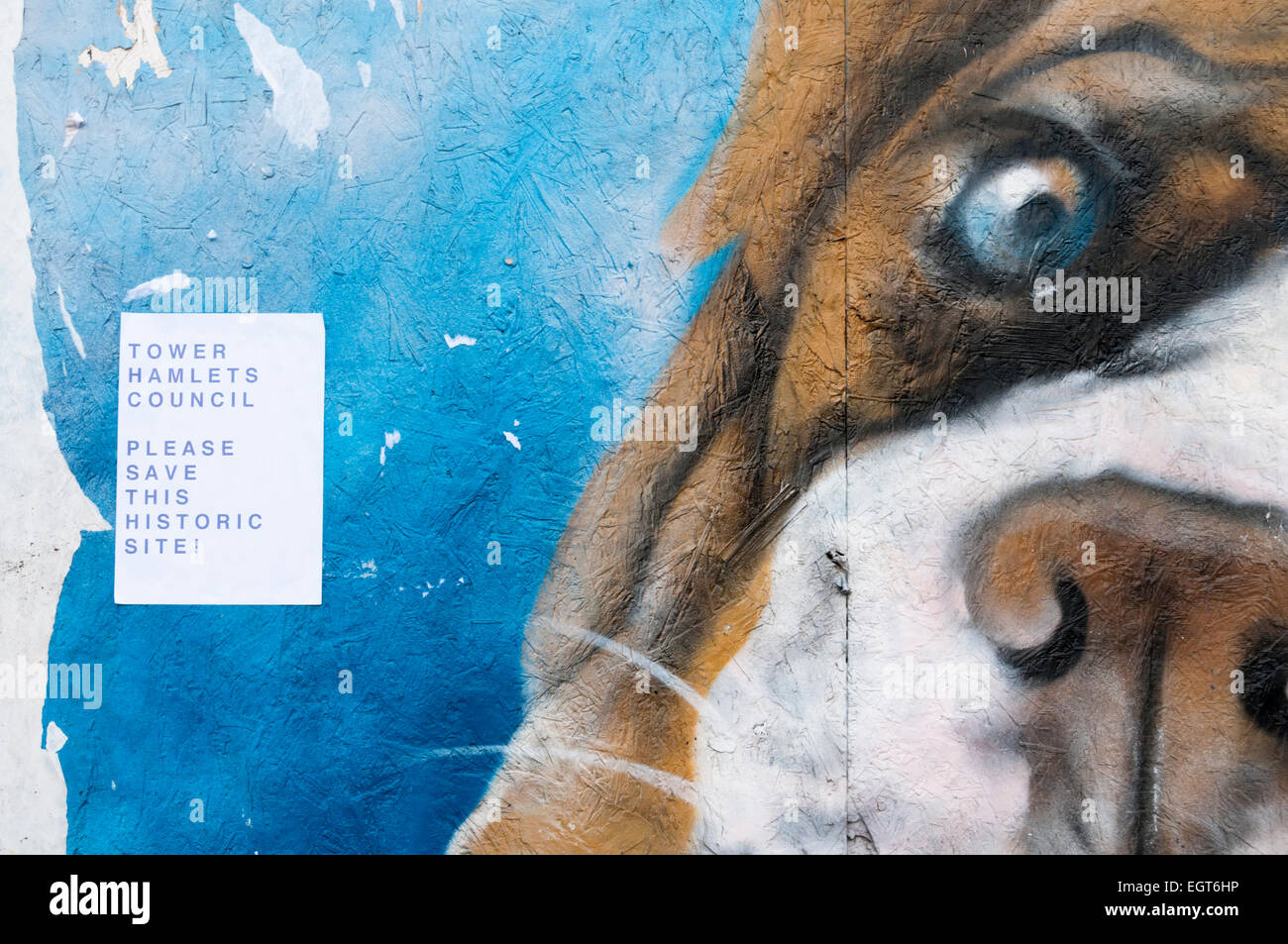 Lettura del segno Tower Hamlets Consiglio si prega di salvare questo sito storico sul vecchio Spiegelhalters gioielleria. I dettagli nella descrizione. Foto Stock