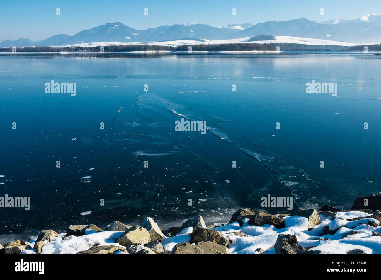 Paesaggio invernale con un lago ghiacciato Foto Stock