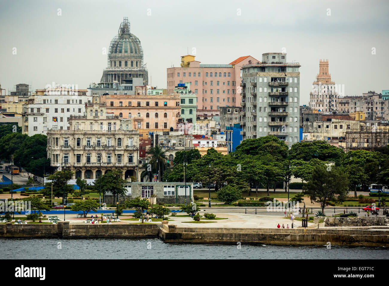 Baia dell Avana, baia del porto di l'Avana Vecchia con il Malecón, Capitol Nacional, La Habana, Havana, Cuba Foto Stock