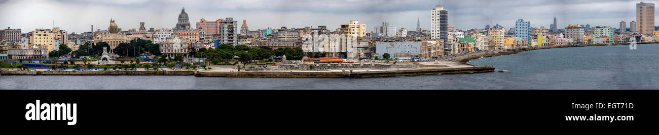 Baia dell Avana, baia del porto di l'Avana Vecchia con il Malecón, La Habana, Havana, Cuba Foto Stock