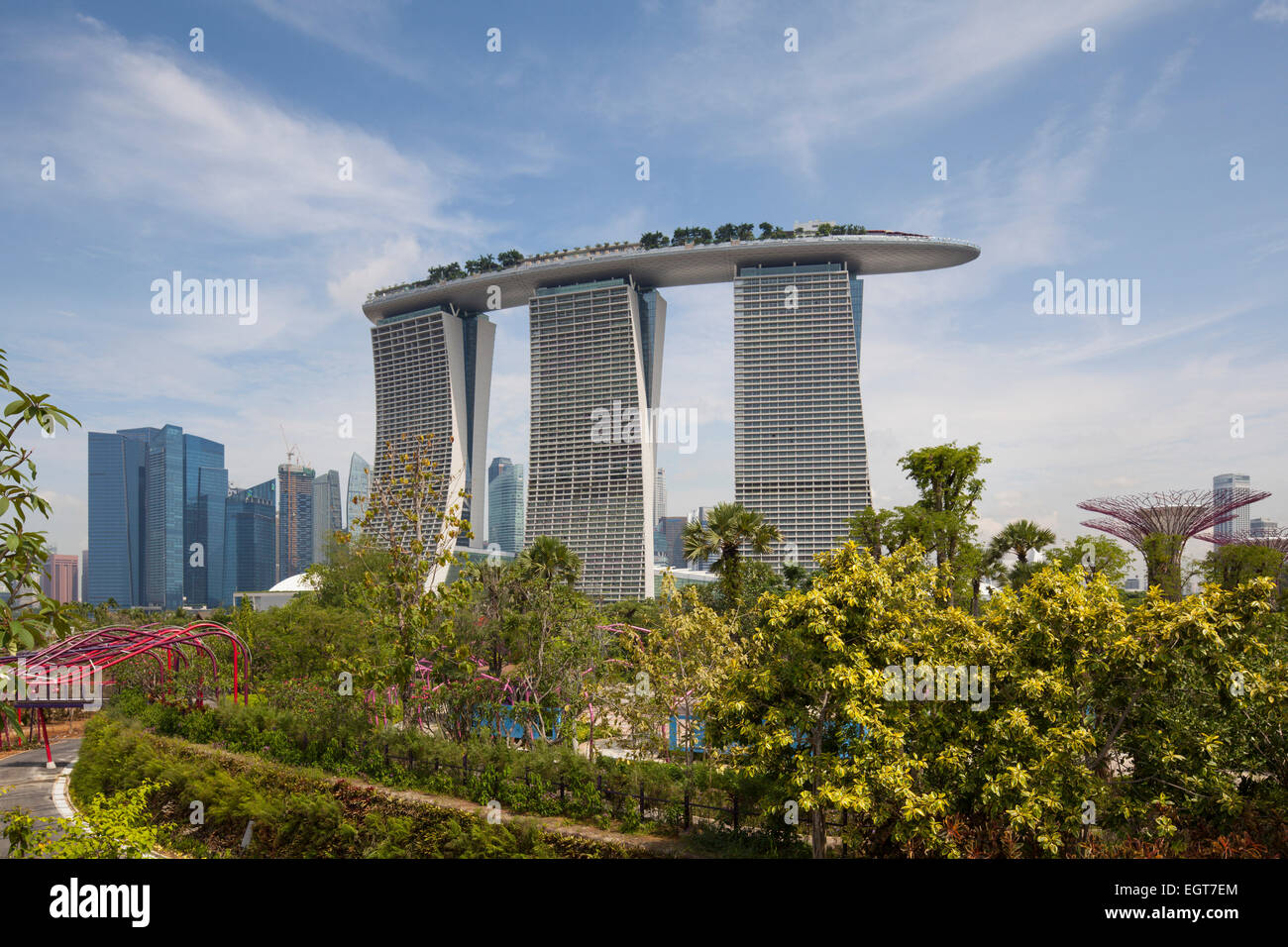 Vista di Marina Bay sands hotel e casino da giardini dalla Baia di Singapore. Foto Stock