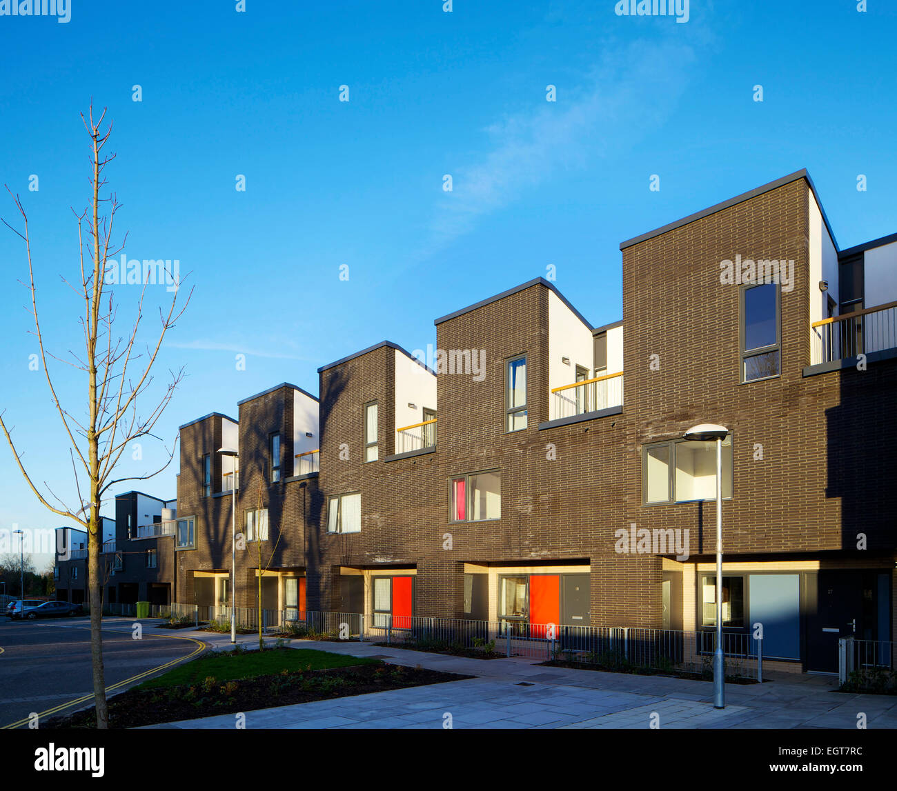 Porte anteriori in sviluppo di case, appartamenti e un centro per il tempo libero da Wates costruzione per John Laing, Croydon, London, Regno Unito Foto Stock