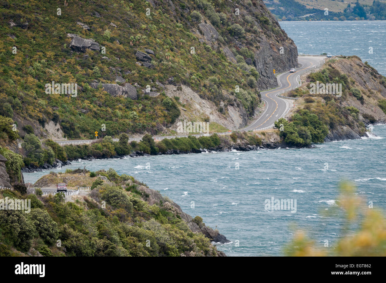 Autostrada statale 6, Kingston Road, accanto al lago Wakatipu, vicino a Queenstown, Otago, South Island, in Nuova Zelanda. Foto Stock