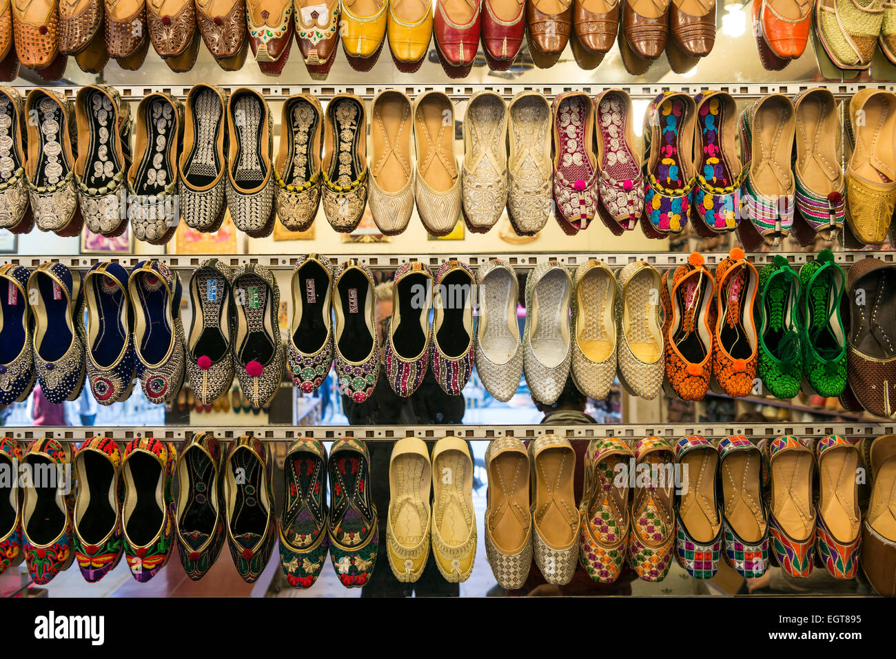 Punjabi negozio di scarpe vicino al Tempio d'oro, Amritsar e India Foto  stock - Alamy