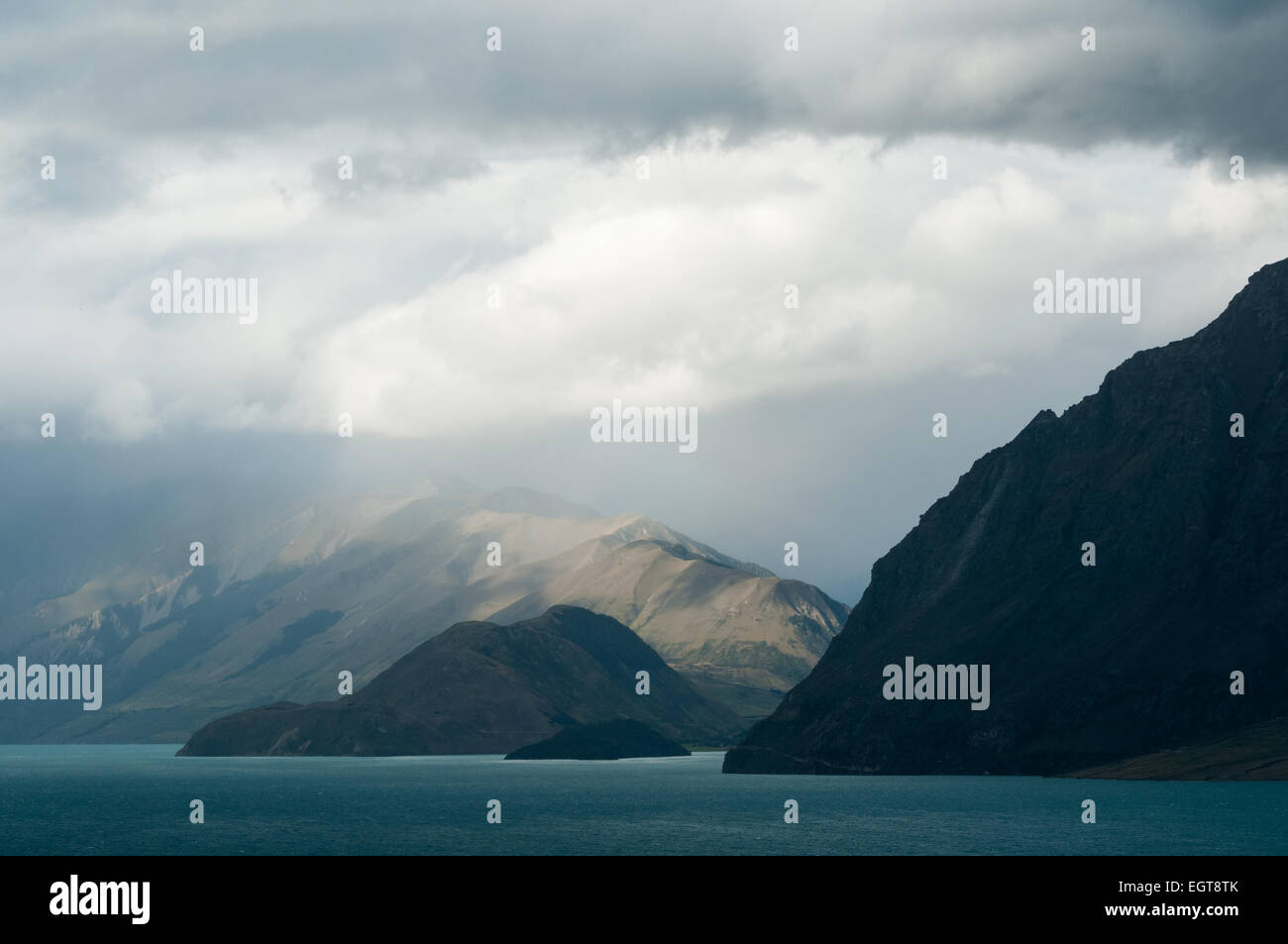 Hawea sul lago e le Alpi del Sud, Otago, South Island, in Nuova Zelanda. Foto Stock