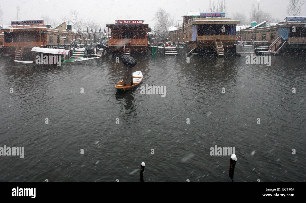 Srinagar, Indiano Kashmir amministrato. 2 Marzo, 2015. Un file del Kashmir la sua barca di legno durante la nevicata la maggior parte delle parti della valle del Kashmir ha ricevuto nuovo nevicata disturbi di alimentazione, aria e traffico stradale il 294-km Srinagar-Jammu autostrada nazionale era chiusa per il traffico a causa di caduta di neve fresca e frane.,vallata del Kashmir oggi è stata tagliata fuori dal resto del paese dopo la stagione di pesante nevicata Credito: Sofi Suhail/Alamy Live News Foto Stock