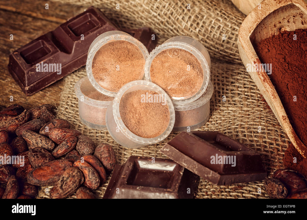 Capsule di cioccolato con il cacao in polvere, le fave di cacao e pezzi di cioccolato. Foto Stock