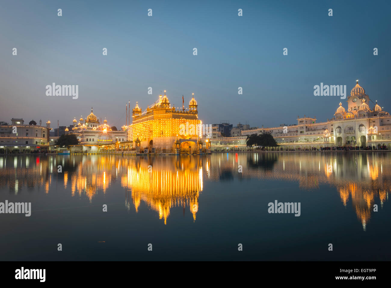 Il Tempio d'Oro dell'Harmandir Sahib accesa fino al crepuscolo di Amritsar, India Foto Stock